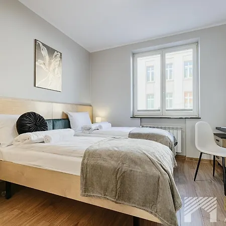 Leaf And Stone By Lookap * Łódź